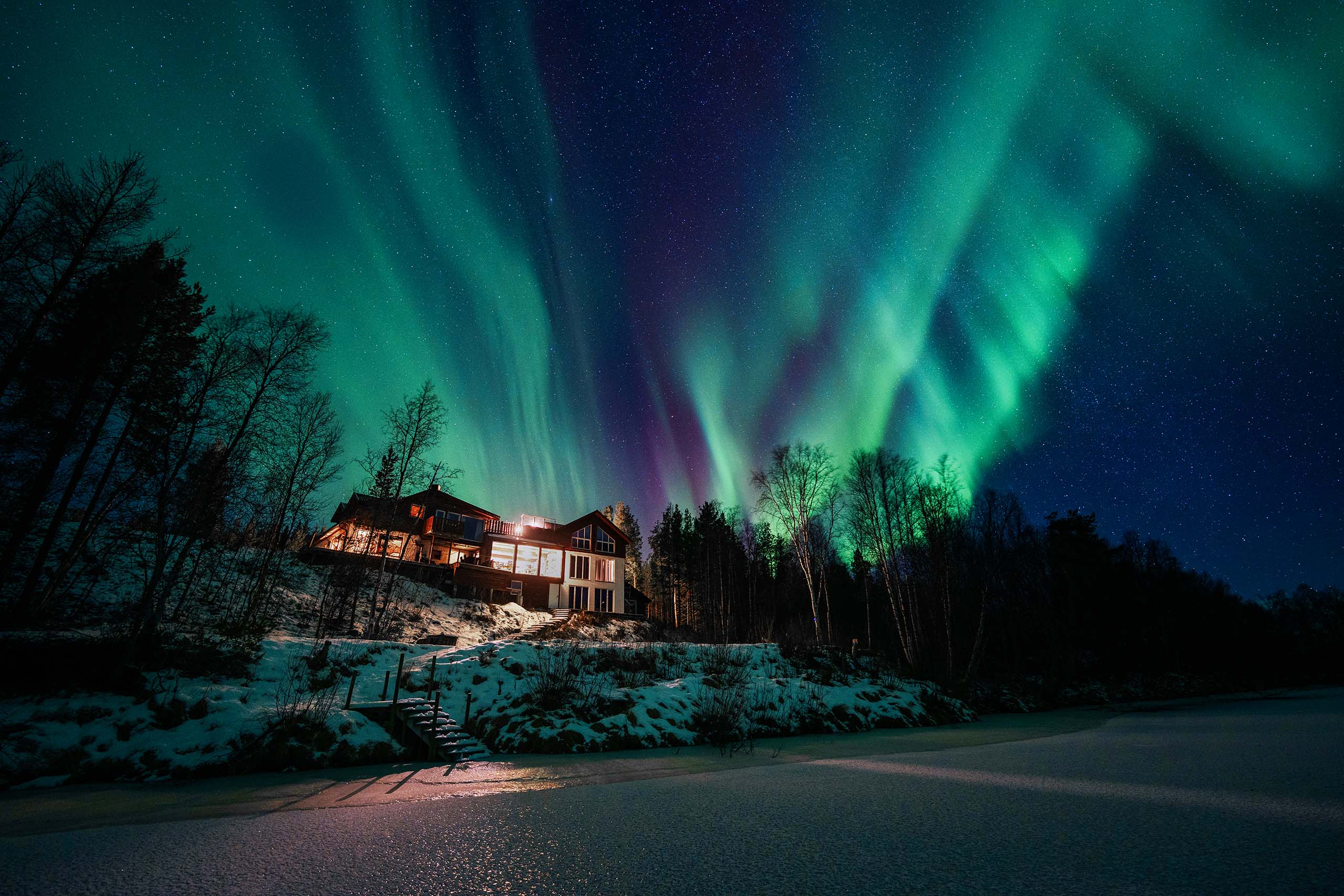 Reisa Lodge with aurora